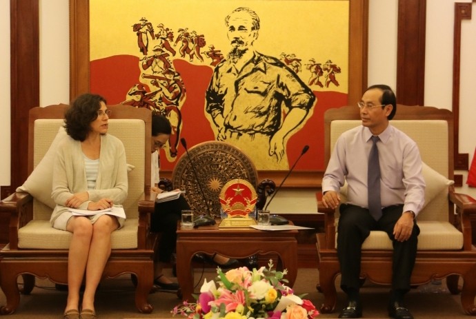 Le vice-ministre du Transport et des Communications, Lê Dinh Tho, et Virginie Bleitrach, responsable de la Division de l’Éducation et de la Formation professionnelle à l’AFD. Photo: baogiaothong.vn