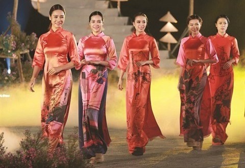 Des tuniques de Trach Xa présentées lors du Festival du "ao dài" de Hanoï 2016. Photo: VNA.