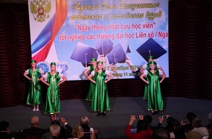 Des étudiantes russes lors d'un événement à Hanoi. Photo: NDEL.