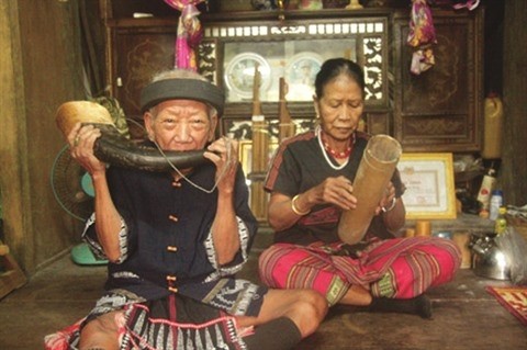 Le nonagénaire Quynh Hoàng et sa femme, Hô Thi Nguyêt, 87 ans. Photo: CAND/CVN.