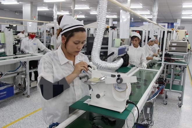 Production des pièces attachées des téléphones mobiles à la compagnie RFTECH à 100% capitaux sud-coréens à Thai Nguyên. Photo d’illustration. VNA
