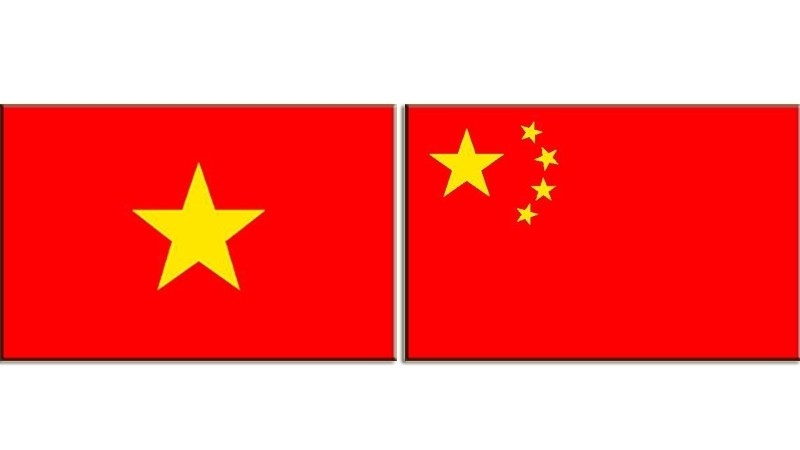 Drapeaux du Vietnam et de Chine. Photo: NDEL.