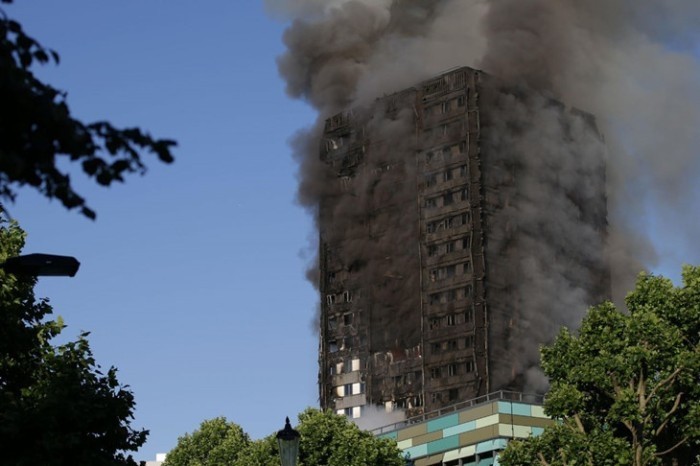 Des rescapés ont raconté avoir vu des habitants sauter dans le vide pour échapper aux flammes qui ravageaient cette tour, comportant 120 appartements sur 24 étages selon de nouvelles indications des pompiers. Photo: leparisien.fr.