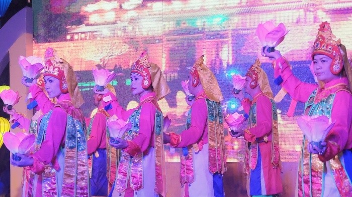 Un numéro artistique lors du Festival des patrimoines culturels immatériels à Hôi An. Photo: VGP.