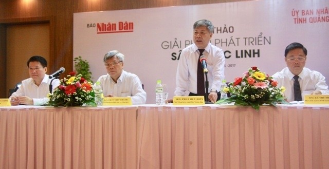 Le Rédacteur en chef adjoint du journal Nhân Dân, Phan Huy Hiên, lors de la conférence. Photo: NDEL.