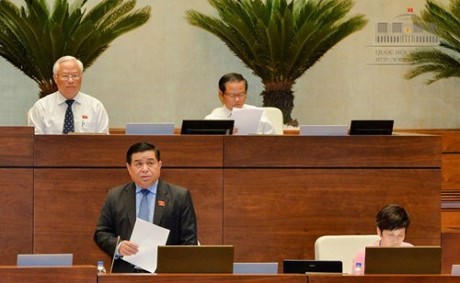 Le ministre du Plan et de l’Investissement Nguyên Chi Dung répond aux interpellations des députés. Photo: quochoi.