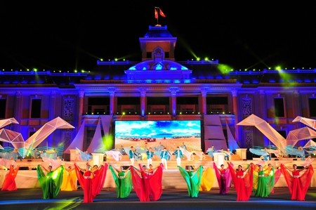 Une représentation artistique lors de la cérémonie de clôture du Festival maritime de Nha Trang-Khanh Hoa 2017. Photo: baokhanhhoa