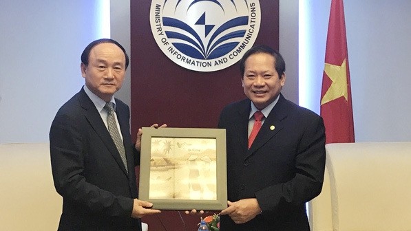 Truong Minh Tuân, ministre vietnamien de l’Information et de la Communication (à droite), remet le cadeau de souvenir à Han Myoung Sup, ancien directeur général de Samsung Vietnam. Photo: vietnamnet.vn