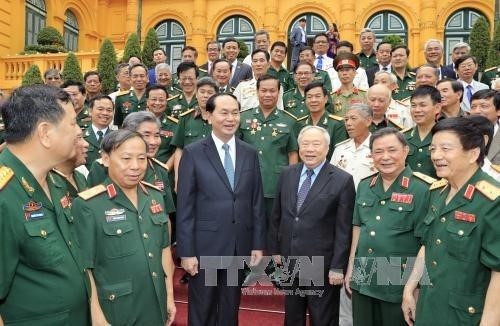 Le Président vietnamien, Trân Dai Quang (au centre), à la rencontre des soldats volontaires vietnamiens au Cambodge. Photo: VNA.