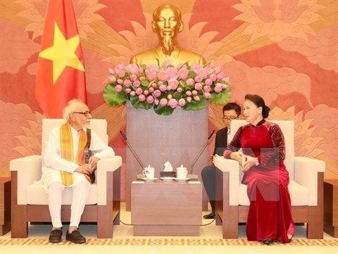 La Présidente de l’AN vietnamienne, Nguyên Thi Kim Ngân (à droite), reçoit le 23 juin à Hanoi le président du Comité de solidarité Inde-Vietnam de l’État du Bengale occidental, Geetesh Sharma. Photo: VNA.