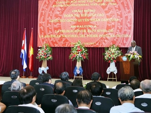 Le Président de l'AN cubaine, Esteban Lazo Hernandez (au micro), lors de la Rencontre d'amitié Vietnam - Cuba, le 13 juin à Hanoi. Photo: VNA.