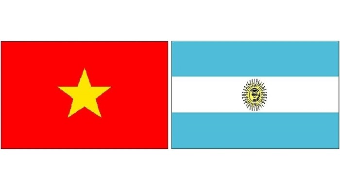 Les drapeaux du Vietnam et de l'Argentine. Photo: NDEL.