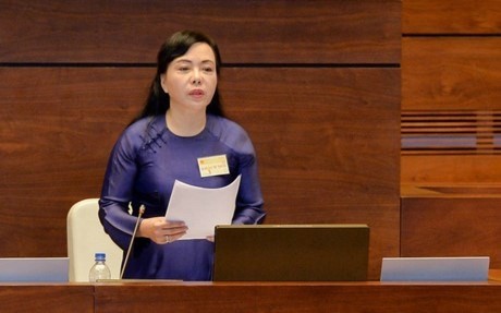 La ministre vietnamienne de la Santé, Nguyên Thi Kim Tiên, a répondu, mardi matin, aux interpellations des députés. Photo: VNA. 
