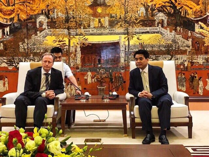 Le président du Comité populaire de la ville de Hanoi, Nguyên Duc Chung (à droite), et l'Ambassadeur Bruno Angelet, chef de la Délégation de l'UE au Vietnam. Photo: Délégation de l'UE au Vietnam.