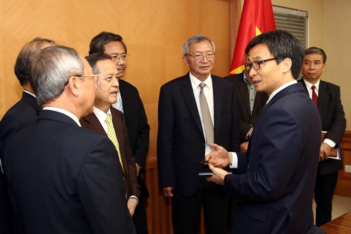 Le Vice-Premier ministre Vu Duc Dam (à droite) lors de la rencontre d'experts et de scientifiques vietnamiens d'outre-mer, le 16 juin, à Hanoi. Photo: VGP.