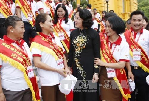 La Vice-Présidente vietnamienne, Dang Thi Ngoc Thinh, et des donneurs de sang exemplaires du pays. Photo: VNA