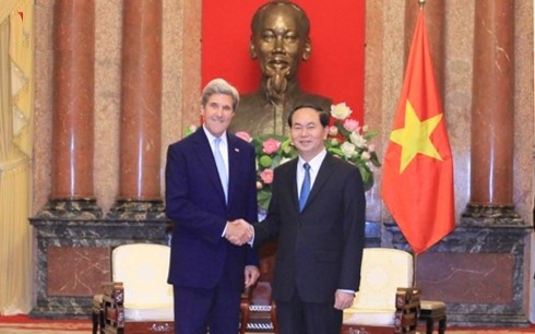 Le Président Trân Dai Quang (à droite) et l’ancien Secrétaire d’État américain, John Kerry. Photo: VOV.