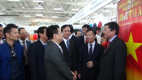 Le président du comité populaire de Ninh Thuân, Luu Xuân Vinh, rencontre les représentants des entreprises vietnamiennes à Koursk. Photo: VOV.
