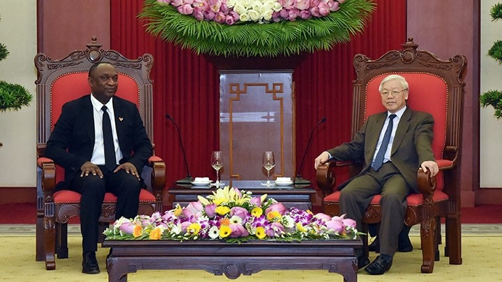 Le Secrétaire général du Parti communiste du Vietnam, Nguyên Phu Trong (à droite), et le Président du Sénat de la République d’Haïti, Youri Latortue. Photo: NDEL.
