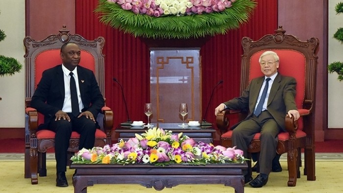 Le Secrétaire général du Parti communiste vietnamien, Nguyên Phu Trong (à droite), et le Président du Sénat de la République d’Haïti, Youri Latortue, le 20 juin à Hanoi. Photo: NDEL.