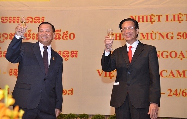 Le Président du Sénat cambodgien, Say Chhum (à gauche), et l’Ambassadeur vietnamien, Thach Du, lors de la cérémonie de célébration des 50 ans des relations Vietnam-Cambodge à Phnom Penh. Photo: NDEL.