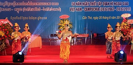 Un numéro artistique présenté par les artistes cambodgiens. Photo: VOV.