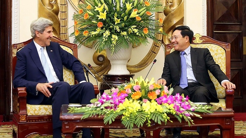 Le Vice-PM Pham Binh Minh (à droite) et l'ancien Secrétaire d'État américain, John Kerry. Photo: VGP.