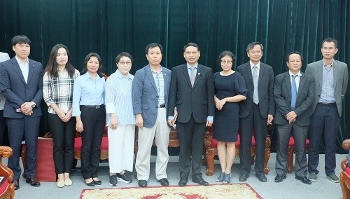 Photo de famille entre le vice-président du Comité populaire de la ville de Dà Nang, Hô Ky Minh (5e, à droite) et la délégation de l’Association d’échanges R.de Corée-Vietnam, le 20 juin, à Dà Nang. Photo: danang.gov.vn.