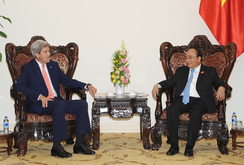 Le PM vietnamien, Nguyên Xuân Phuc (à droite), et l'ancien secrétaire d'État américain, John Kerry. Photo: Trân Hai/NDEL.