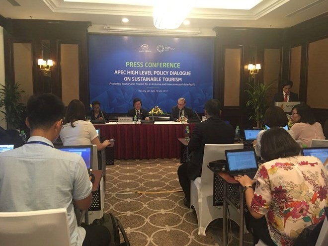 La conférence de presse tenue après la clôture du Dialogue politique de haut niveau de l'APEC-2017 sur le développement du tourisme durable à Quang Ninh. Photo: VNA