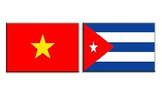 Les drapeaux du Vietnam et de Cuba. Photo: NDEL.