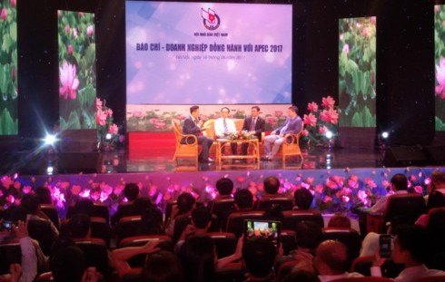 Le programme autour du thème du rôle de la presse et des entreprises pour le succès de l’APEC-2017 a été organisé dimanche, à Hanoi. Photo: VOV.