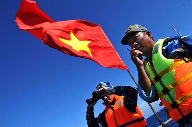 Les deux cadres militaires du Commandement des Garde-côtes du Vietnam en mission sur le navire CSB 8003 exigent la désinstallation illégale par la Chine de la plate-forme pétrolière HD-981 en Mer Orientale. Photo: Dang Khoa.