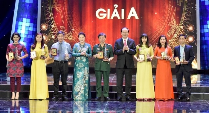 Le Président Trân Dai Quang (4e, à droite) et la Présidente de l’Assemblée nationale, Nguyên Thi Kim Ngân (4e, à gauche), remettent le prix A aux auteurs. Photo: NDEL.