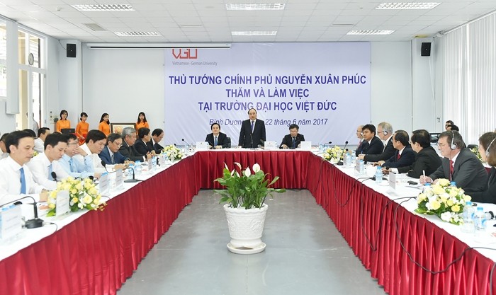 Le Premier mini stre Nguyên Xuân Phuc travaille avec les responsables de l’Université Vietnam-Allemagne dans la ville de Thu Dâu Môt. Photo: VGP.