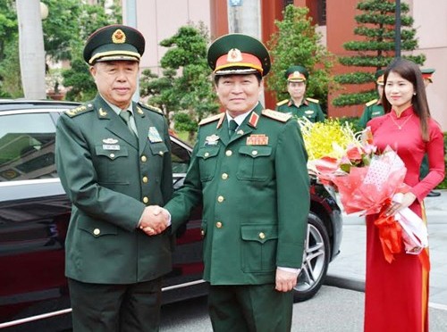 Le général Ngô Xuân Lich, secrétaire adjoint de la Commission militaire centrale et ministre de la Défense (à droite) et le général de corps d'armée Fan Changlong, vice-président de la Commission militaire centrale de Chine. Photo: QDND