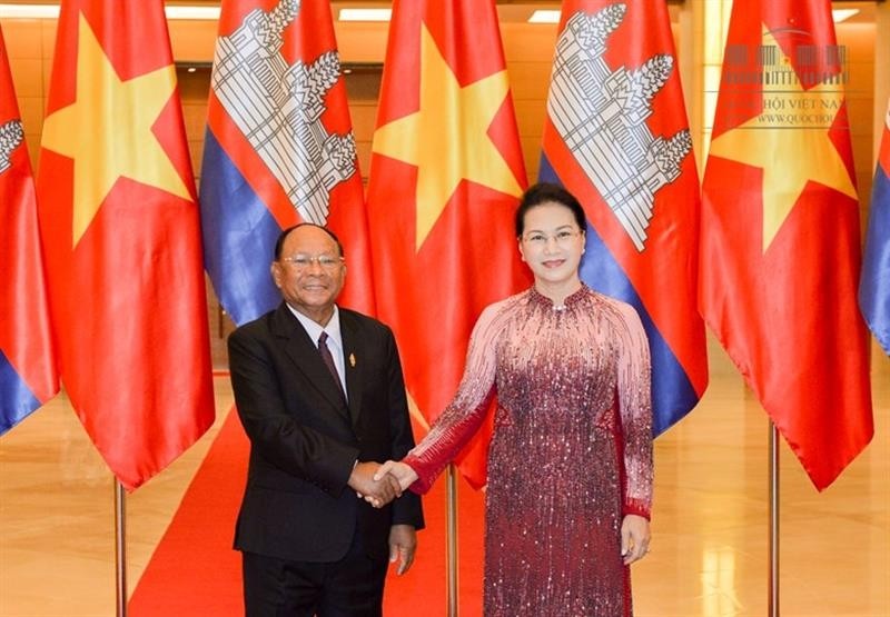 La Présidente de l’AN du Vietnam, Nguyên Thi Kim Ngân (à droite), et son homologue cambodgien Heng Samrin. Photo: quochoi.vn.
