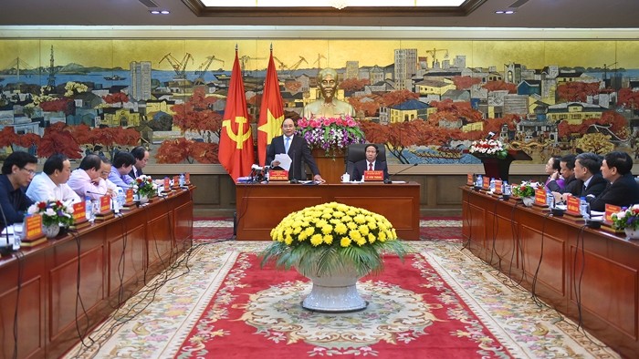 Le Premier ministre Nguyên Xuân Phuc travaille avec les principaux responsables du comité du Parti pour la ville de Hai Phong. Photo: VGP. 