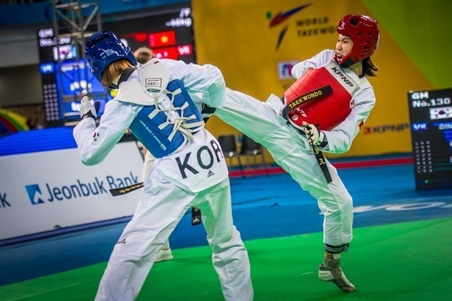 Truong Thi Kim Tuyên (à droite) en finale des Championnats du monde de taekwondo 2017. Photo: VNA.