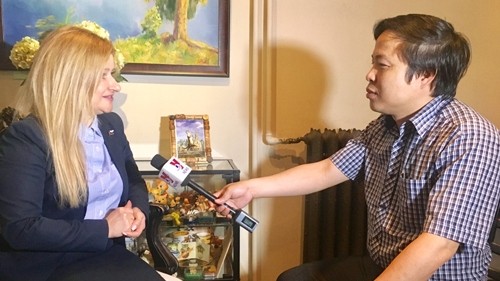 Mme Olga Koshev lors de l'interview accordée à l’Agence Vietnamienne d’Information. Photo: VNA.