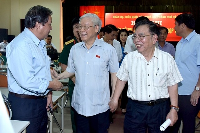 Le Secrétaire général Nguyên Phu Trong (au centre) à la rencontre de l’électorat de l’arrondissement de Dông Da. Photo: NDEL. 