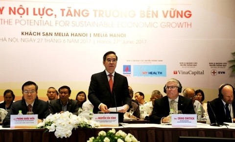 Le chef de la Commission économique du Comité central du PCV, Nguyên Van Binh (au micro), prend la parole au Forum économique du Vietnam 2017, le 27 juin, à Hanoi. Photo: thoibaotaichinh.vn. 