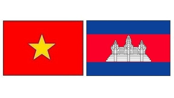 Les drapeaux du Vietnam et du Cambodge. Photo: NDEL.