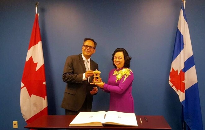 La rencontre entre la secrétaire adjointe permanente du Comité du PCV pour Hanoï, Ngô Thi Thanh Hang, et le maire adjoint de Toronto, Denzil Minnan Wong. Photo: Hanoimoi.