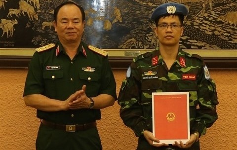Le capitaine Nguyên Quôc Khanh (à droite), du Centre de Maintien de la paix du Vietnam, se rendra aux opérations de maintien de la paix de l’ONU en République centrafricaine. Photo: VNA.