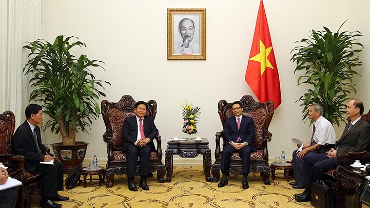 La rencontre entre le Vice-PM vietnamien, Vu Duc Dam (à droite), et le ministre laotien de la Santé, Bounkong Syhavong. Photo: VGP.