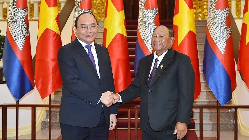 Le PM vietnamien Nguyên Xuân Phuc (à gauche) et le Président de l'AN du Cambodge, Samdech Heng Samrin. Photo: VGP.