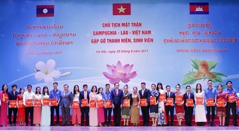 Rencontre entre les Présidents des Fronts du Cambodge, du Laos et du Vietnam et des étudiants ​exemplaires des trois pays, le 25 juin, à Hanoï. Photo: VNA.