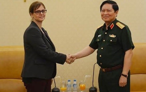 Le ministre vietnamien de la Défense, Ngô Xuân Lich (à droite), et l'Ambassadrice israélienne, Meirav Eilon Shahar. Photo: QDND.