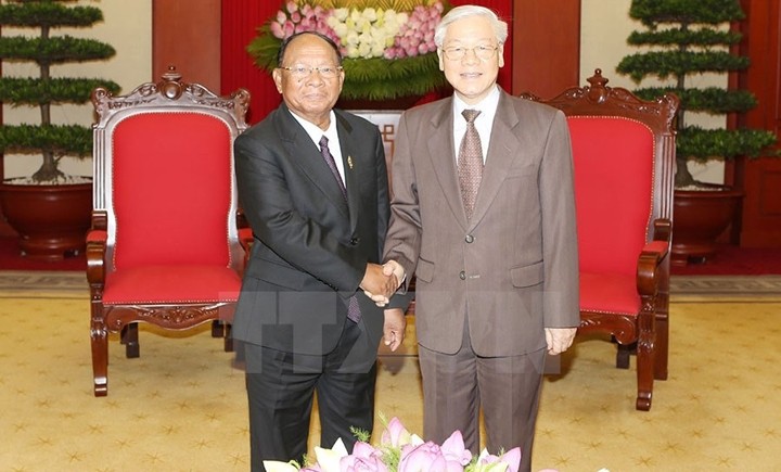 Le Secrétaire général du PCV, Nguyên Phu Trong (à droite), et le Président d’honneur du Parti du peuple cambodgien, Heng Samrin. Photo: VNA.